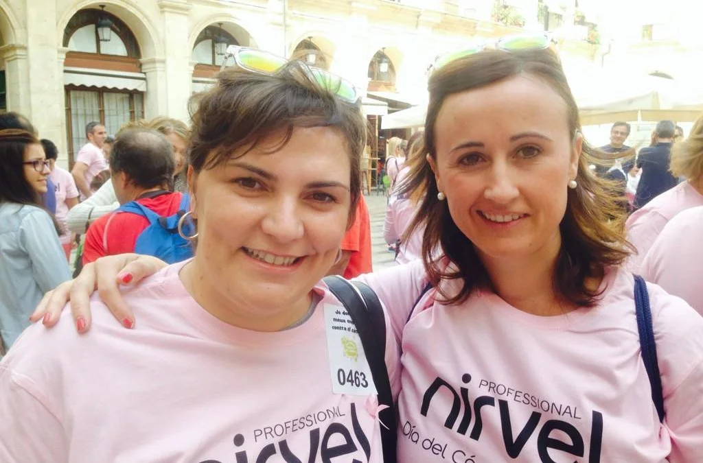 Marcha a pie organizada en Alcoi el dia internacional contra el cancer de mama.