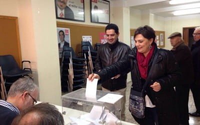 Votando el acuerdo de investidura de Pedro Sanchez