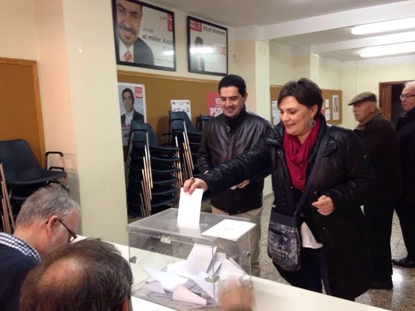 Votando el acuerdo de investidura de Pedro Sanchez