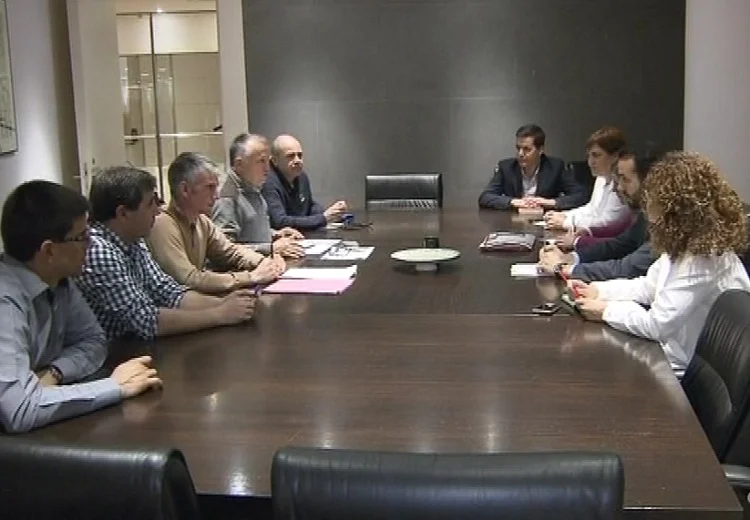Los representantes de los trabajadores de Hidro Nitro se reúnen con las portavoces de Energía e Industria