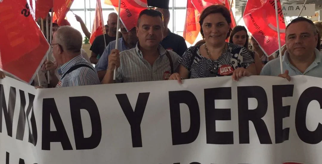 Patricia Blanquer , secunda la concentración sindical en el aeropuerto contra la privatización de los servicios de restauración.